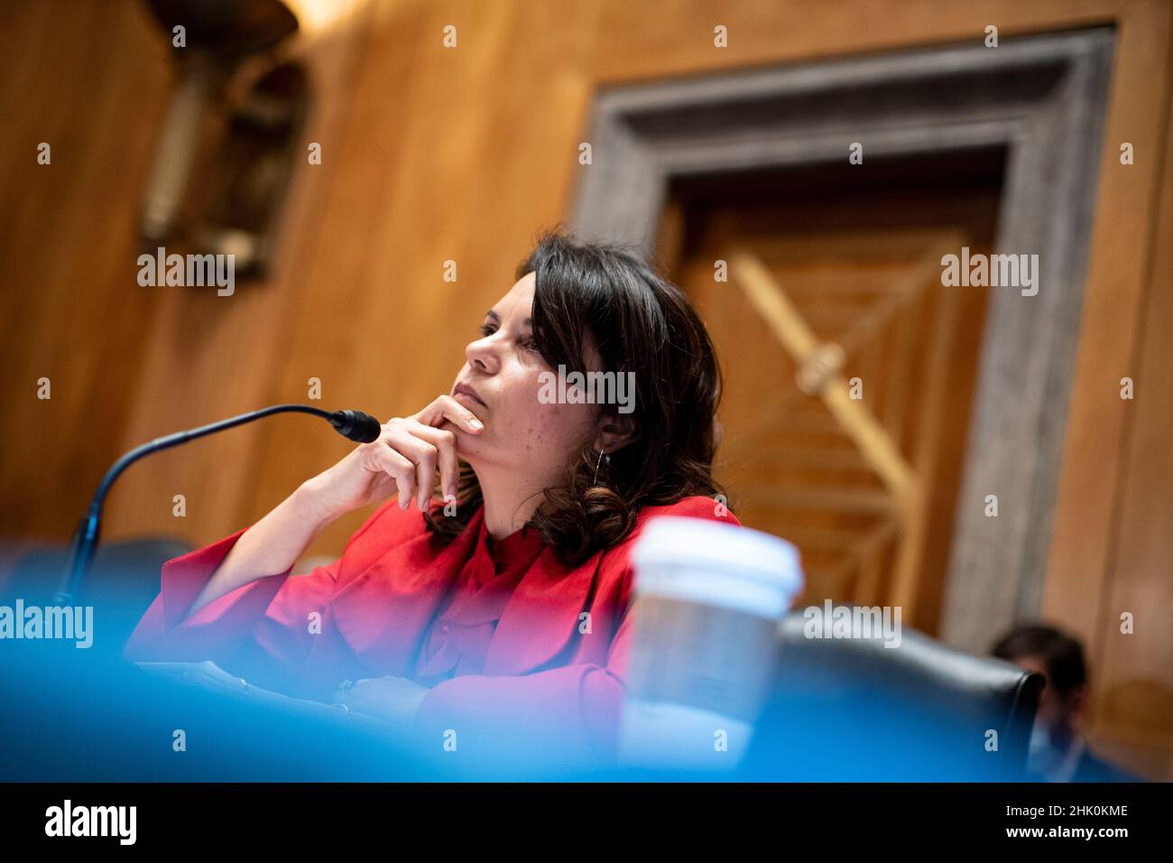 Nani Coloretti, vicedirettore dell'Ufficio di Gestione e bilancio (OMB) candidato per il Presidente degli Stati Uniti Joe Biden, ascolta durante un'audizione di conferma della Commissione per la sicurezza e gli affari governativi del Senato a Washington, DC, Stati Uniti, martedì 1 febbraio, 2022. Se confermato, Coloretti sarebbe uno dei più alti americani asiatici nella Casa Bianca amministrazione.Credit: Al Drago/Pool via CNP /MediaPunch Foto Stock