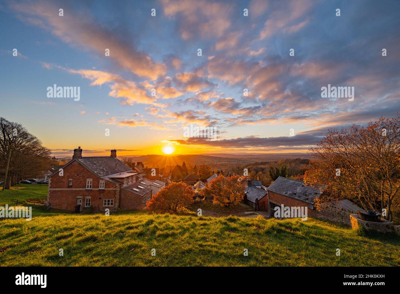 Guardando a ovest al tramonto dal Wyche nelle colline Malvern Foto Stock