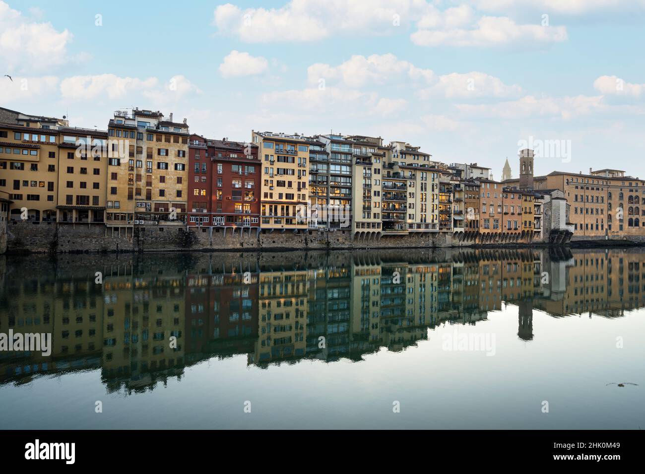 Firenze, Italia. Gennaio 2022. Vista panoramica del vecchio palazzo con vista sul fiume Arno nel centro della città Foto Stock