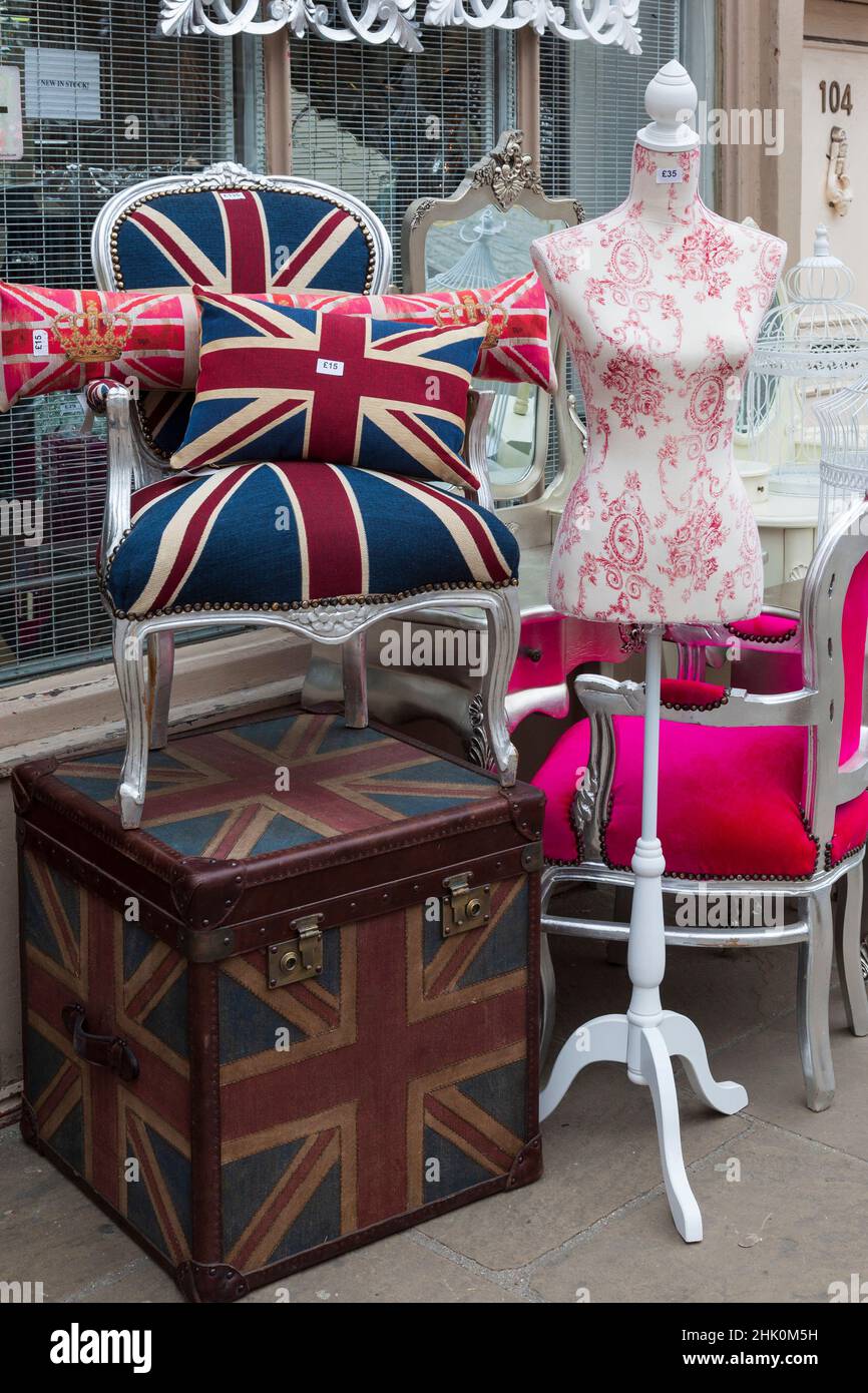 Sedia grande e cuscini decorati con una bandiera dell'Unione, Union Jack, fuori di un negozio a Londra, Inghilterra, Regno Unito Foto Stock