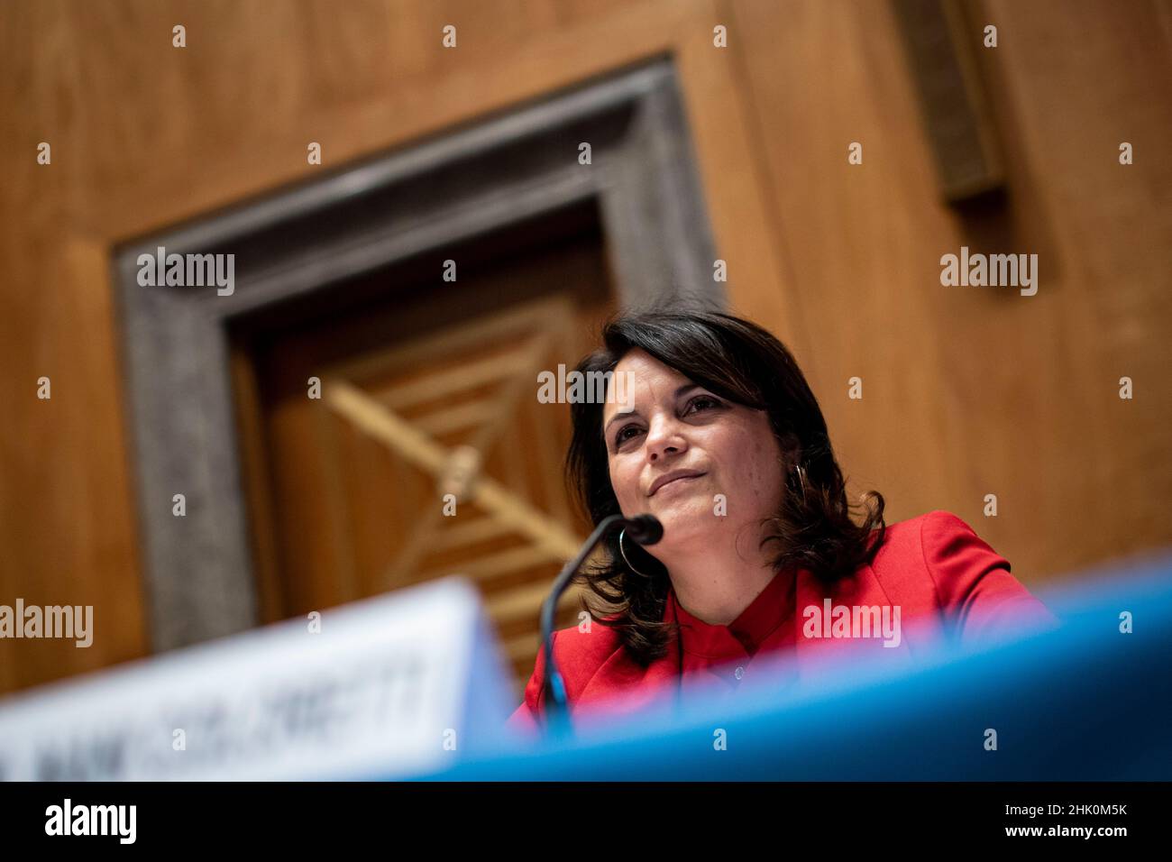 Nani Coloretti, vicedirettore dell'Ufficio di Gestione e bilancio (OMB) candidato per il Presidente degli Stati Uniti Joe Biden, ascolta durante un'audizione di conferma della Commissione per la sicurezza e gli affari governativi del Senato a Washington, DC, Stati Uniti, martedì 1 febbraio, 2022. Se confermato, Coloretti sarebbe uno dei più alti americani asiatici nella Casa Bianca amministrazione.Credit: Al Drago/Pool via CNP /MediaPunch Foto Stock
