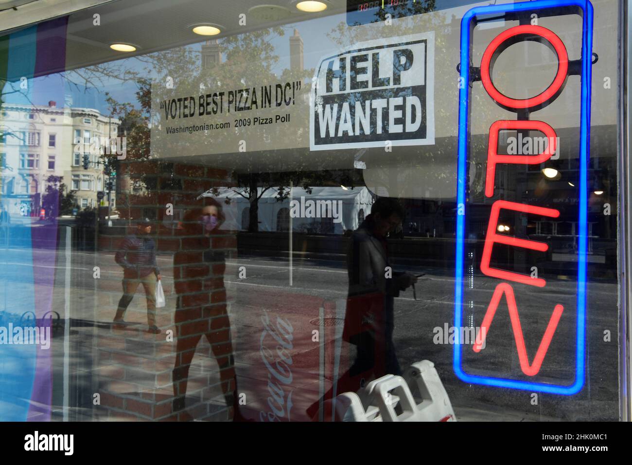 Washington, Stati Uniti. 01st Feb 2022. Business store sono visti con le indicazioni di assunzione oggi il 01 febbraio 2022 presso il quartiere Adams Morgan a Washington DC, USA. (Foto di Lenin Nolly/Sipa USA) Credit: Sipa USA/Alamy Live News Foto Stock