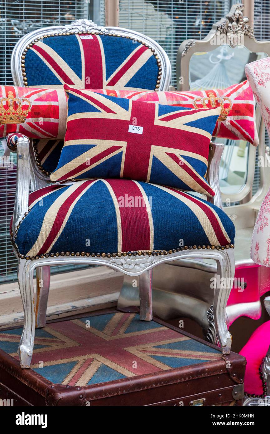 Sedia grande e cuscini decorati con una bandiera dell'Unione, Union Jack, fuori di un negozio a Londra, Inghilterra, Regno Unito Foto Stock