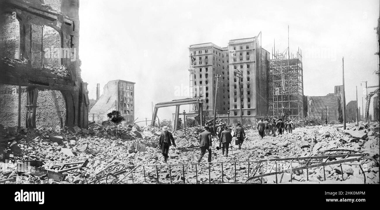 Persone che camminano attraverso le macerie 2 giorni dopo il terremoto, San Francisco, California, USA, American National Red Cross Photograph Collection, 20 aprile 1906 Foto Stock