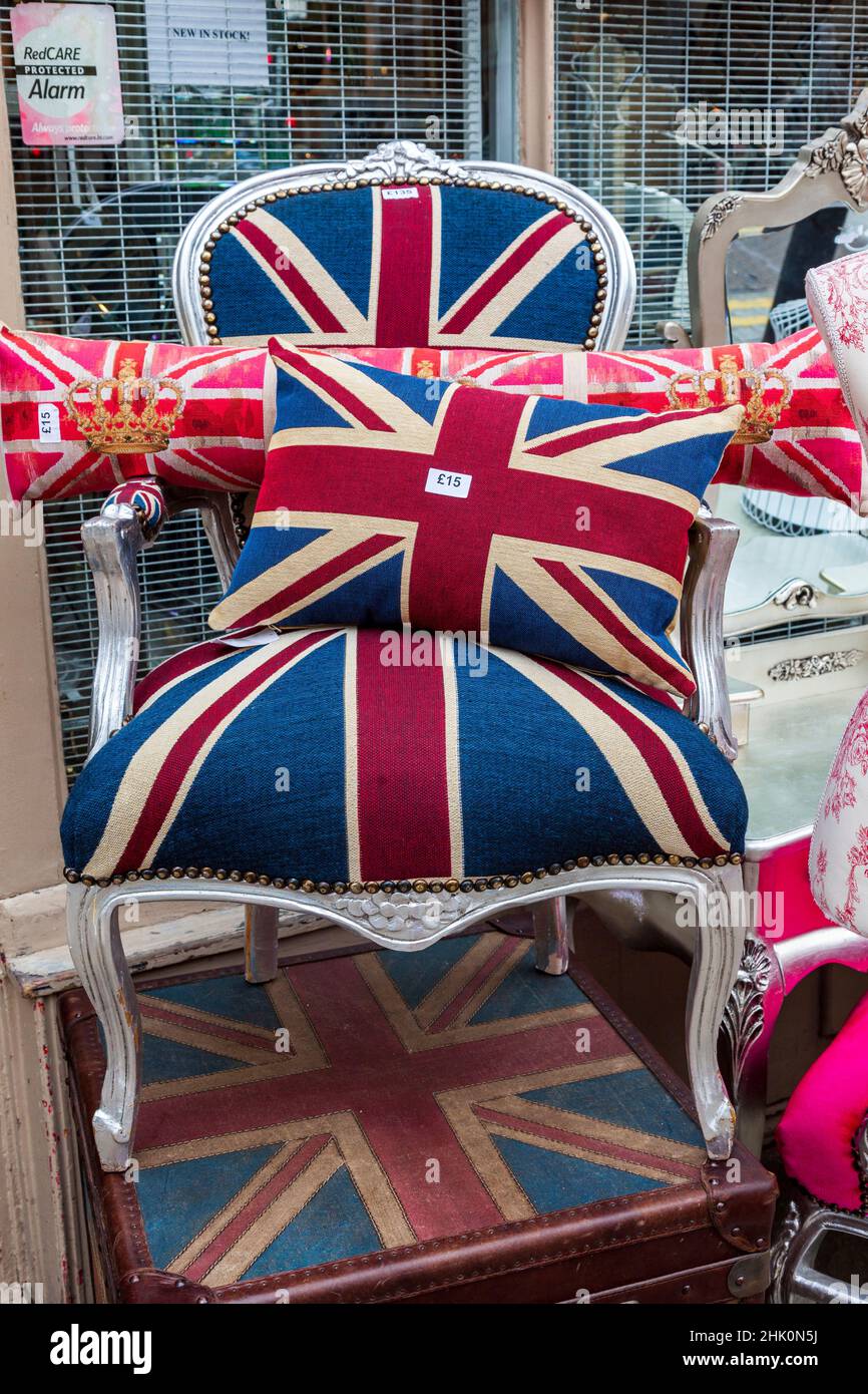 Sedia grande e cuscini decorati con una bandiera dell'Unione, Union Jack, fuori di un negozio a Londra, Inghilterra, Regno Unito Foto Stock