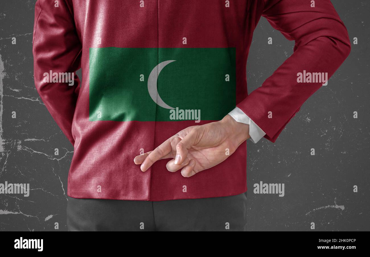 Giacca uomo d'affari con bandiera delle Maldive con le dita incrociate dietro la schiena Foto Stock