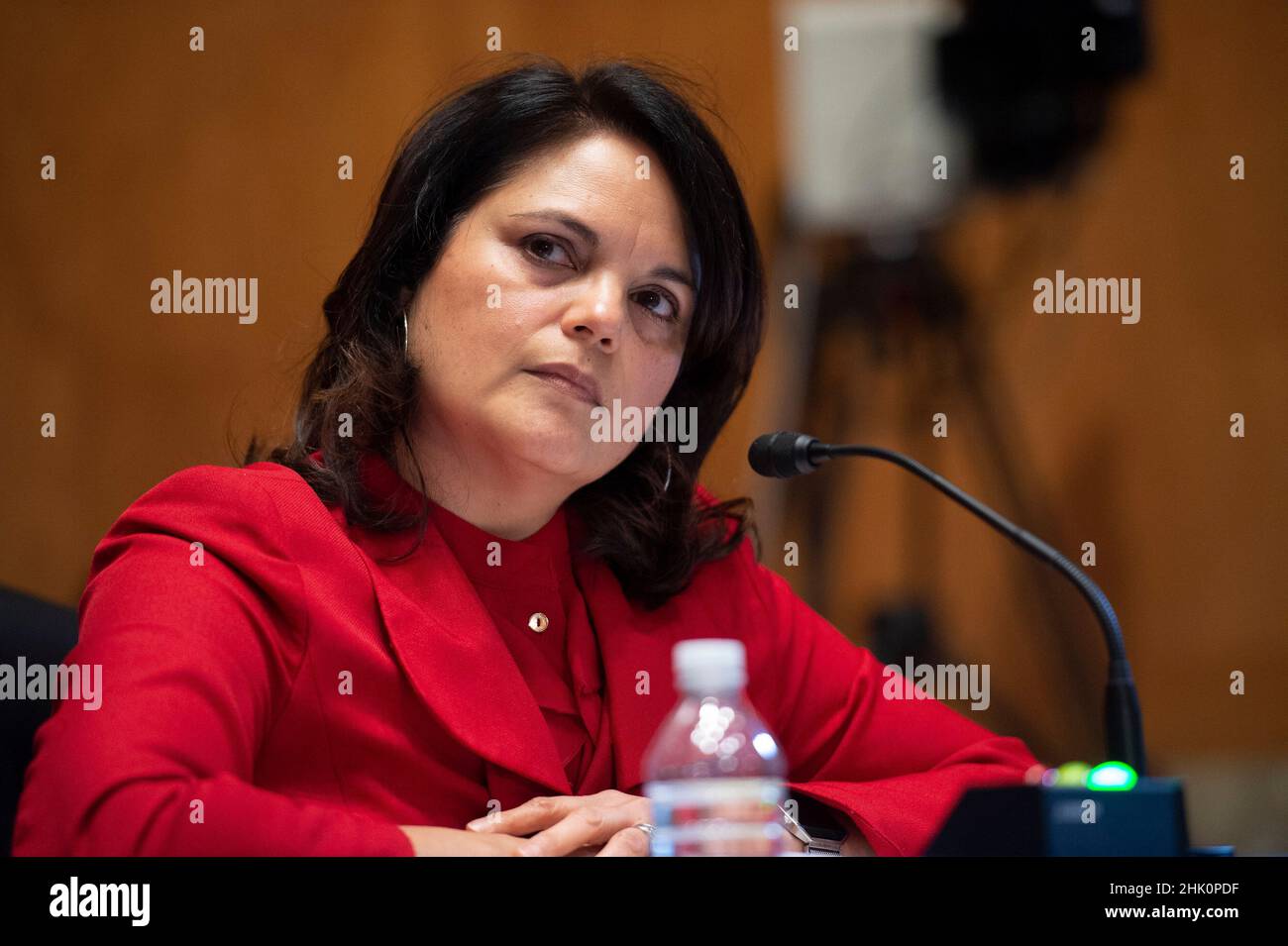 Washington, Vereinigte Staaten. 01st Feb 2022. Nani Coloretti, dalla California, guarda su durante un'audizione del Senato Homeland Security and Governal Affairs Committee che la nomina come Vice Direttore dell'Ufficio di Gestione e bilancio al Campidoglio degli Stati Uniti a Washington, DC martedì 1 febbraio 2022. Credit: Bonnie Cash/Pool via CNP/dpa/Alamy Live News Foto Stock