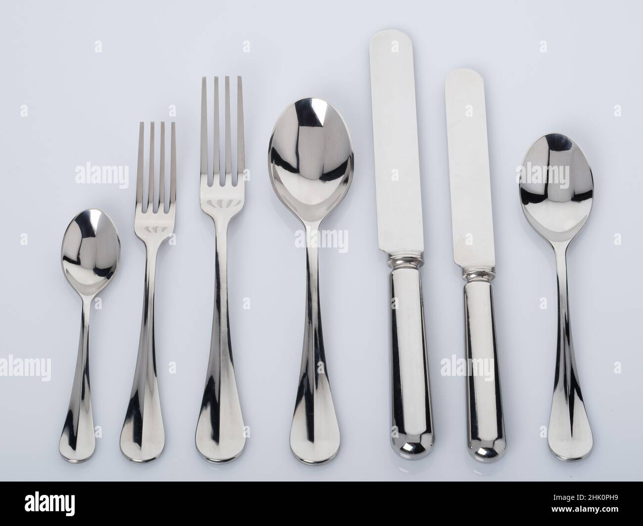 Set di posate in argento. Cucchiai, coltelli e forche in un gruppo. Posate in argento realizzate da Sheffield. Foto Stock