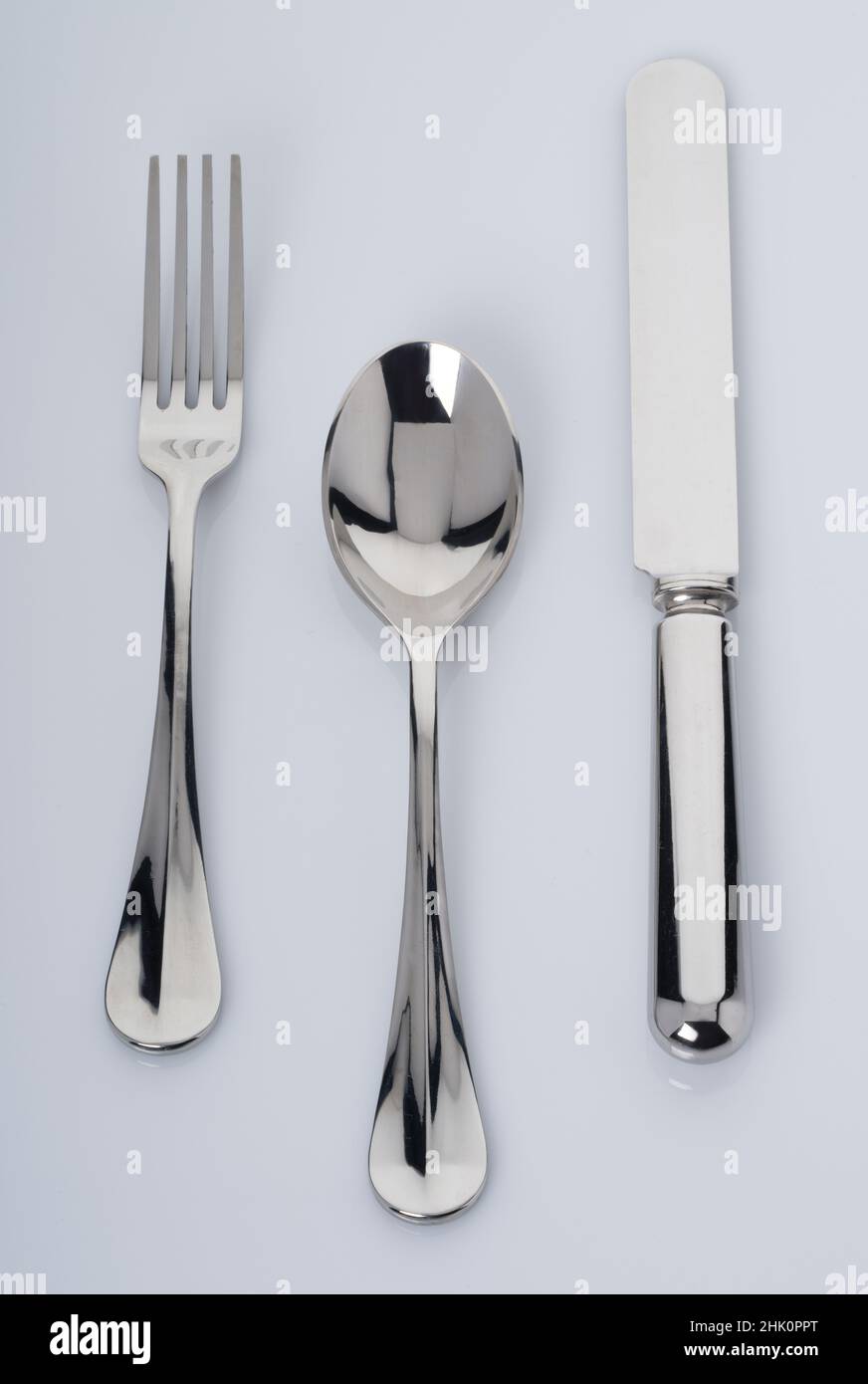 Set di posate in argento. Cucchiai, coltelli e forche in un gruppo. Posate in argento realizzate da Sheffield. Foto Stock