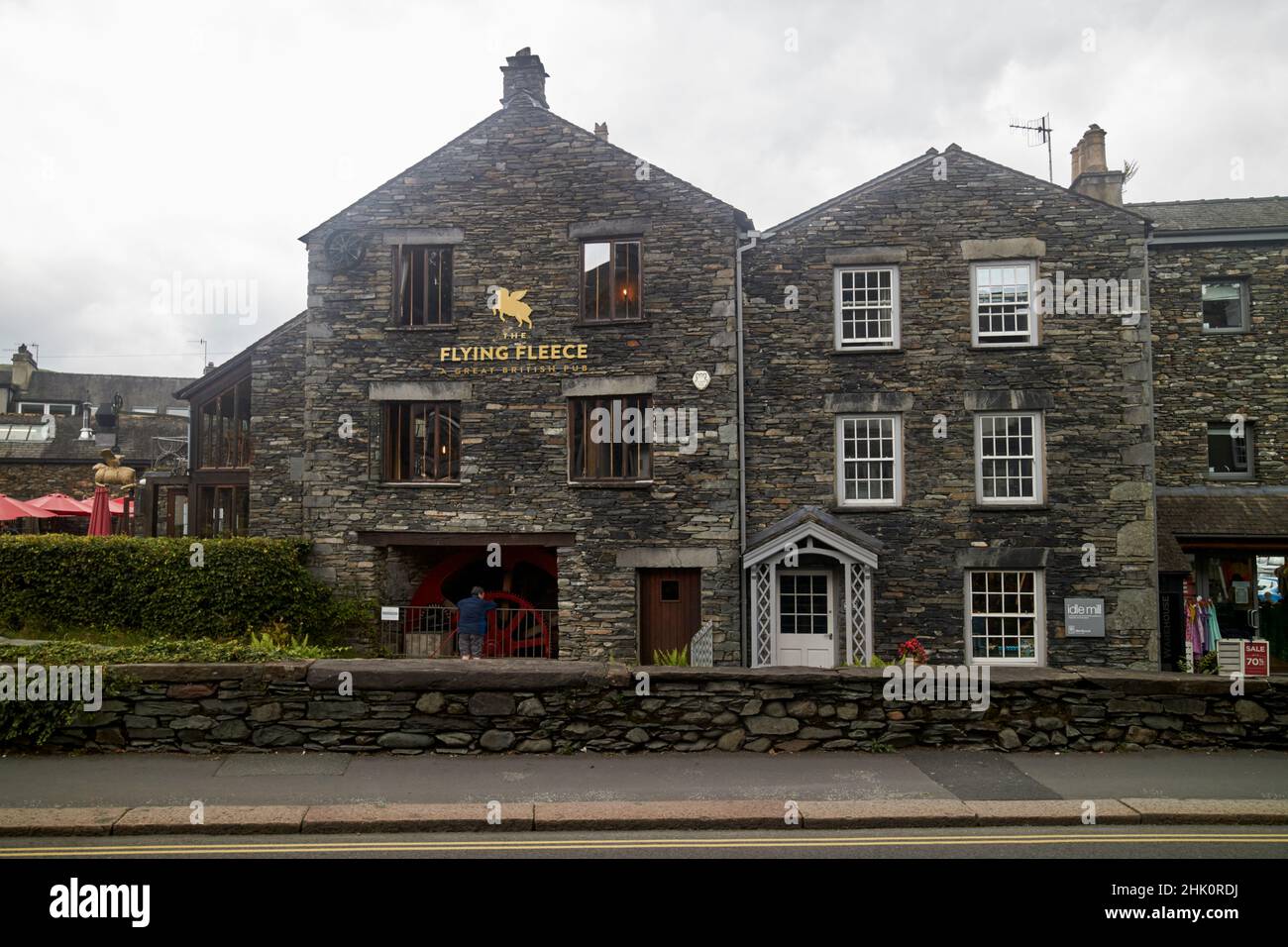 Il flying fleece pub e alloggio mulino a vuoto in ex fulling Mill poi segheria Lake District, cumbria, inghilterra, regno unito Foto Stock