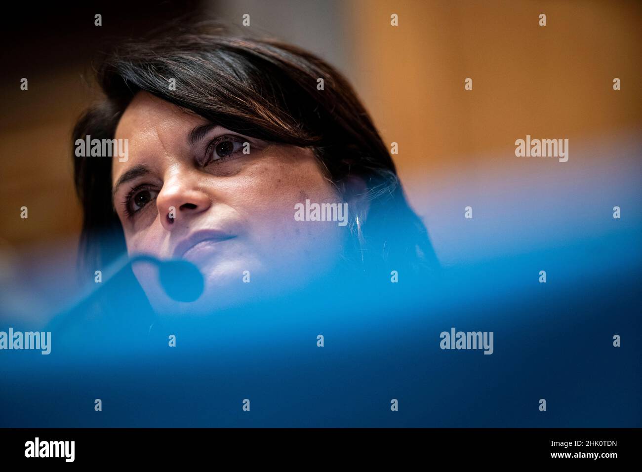 Washington, DC, Stati Uniti. 1st Feb 2022. Nani Coloretti, vicedirettore dell'Ufficio di Gestione e bilancio (OMB) candidato per il Presidente degli Stati Uniti Joe Biden, ascolta durante un'audizione di conferma della Commissione per la sicurezza e gli affari governativi del Senato a Washington, DC, Stati Uniti, martedì 1 febbraio, 2022. Se confermato, Coloretti sarebbe uno dei più alti americani asiatici nell'amministrazione della Casa Bianca. Credit: Al Drago/Pool via CNP/dpa/Alamy Live News Foto Stock