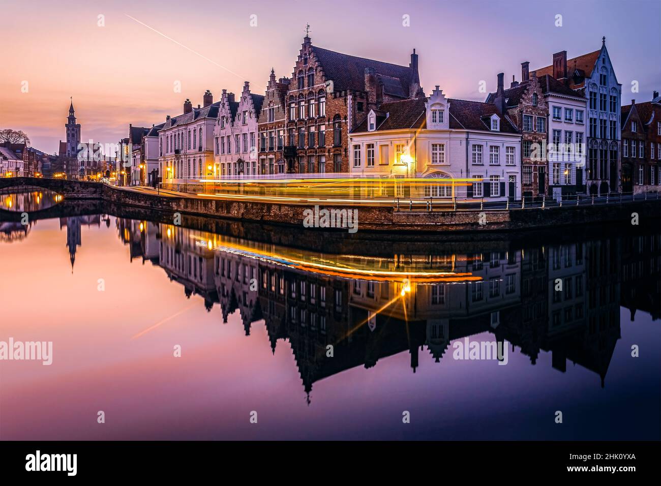Tramonto spettacolare con sentieri di luci sulle vecchie strade storiche e i canali della città di Bruges. Foto scattata il 24th gennaio 2022 a Bruges, Pr Foto Stock