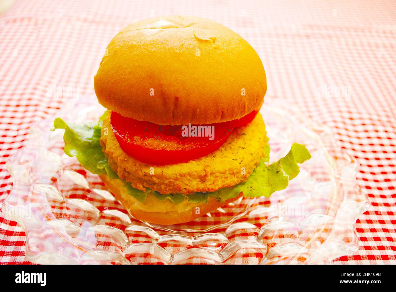 Sandwich con cravatta di pollo con lattuga e pomodoro Foto Stock