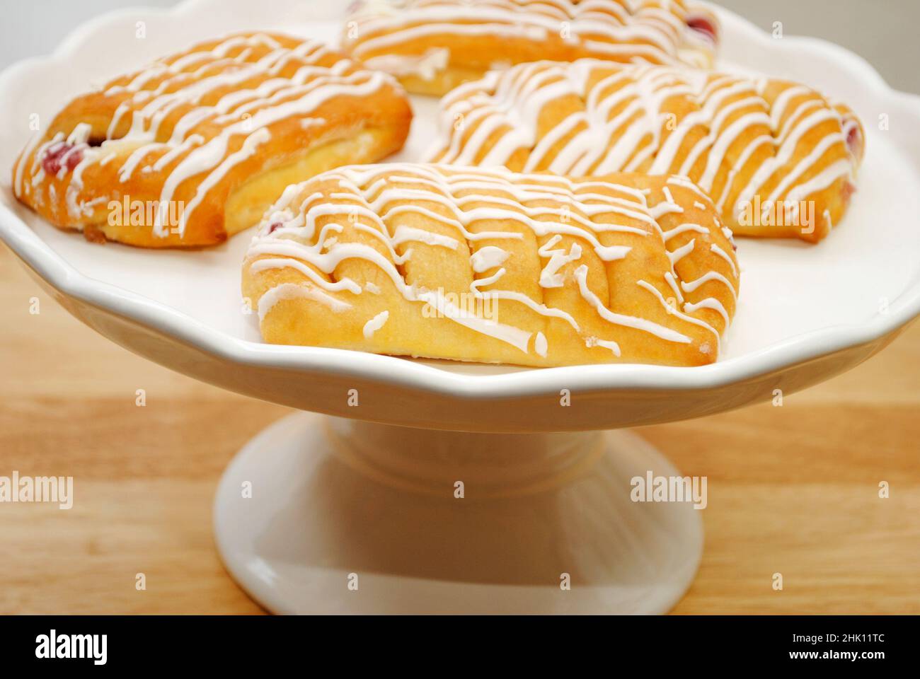 Pasticcini danesi al formaggio e al ciliegia placcati con glassatura Foto Stock