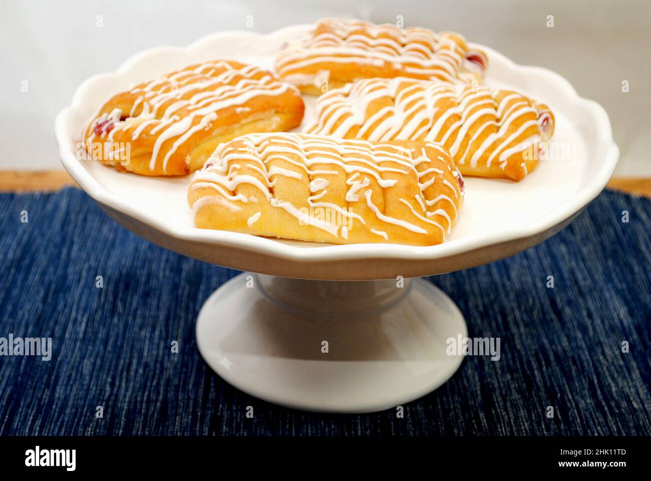 Pasticcini danesi al formaggio e al ciliegia placcati con glassatura Foto Stock