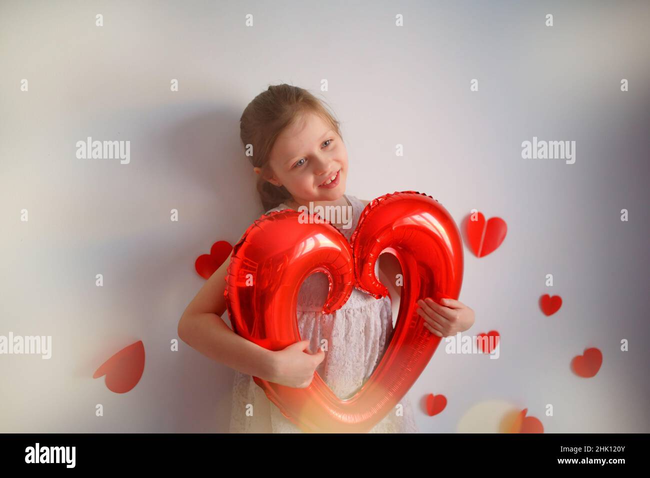 San Valentino, una ragazza con un cuore Foto Stock