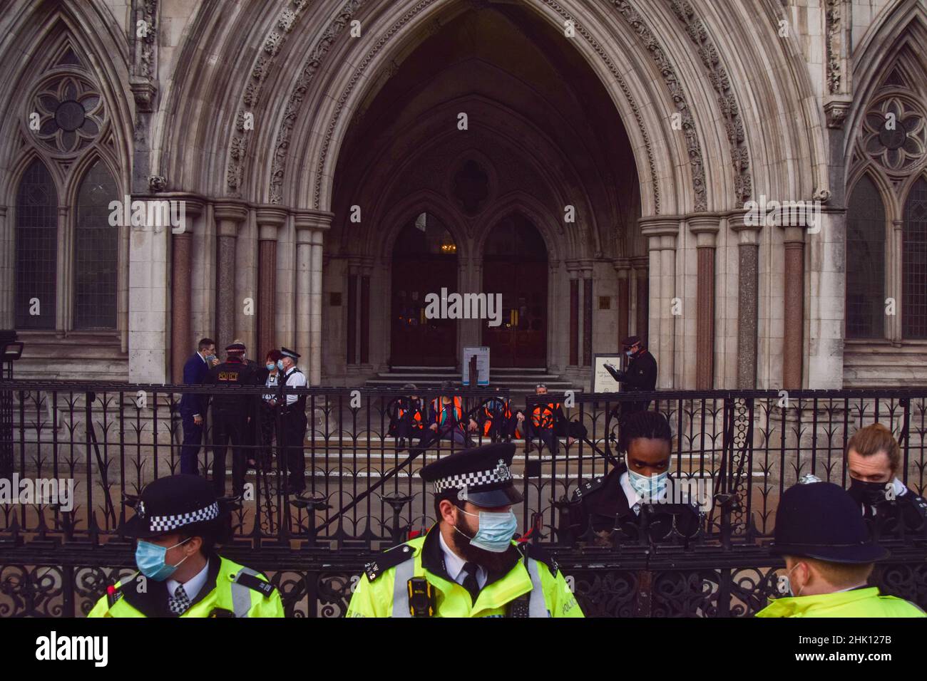 Londra, Regno Unito 1st febbraio 2022. Quattro attivisti britannici isolati hanno saltato la loro audizione e si sono incollati ai gradini all'ingresso delle corti reali di giustizia. 19 attivisti britannici insulati sono in processo per aver infrantato l'ingiunzione del M25. Credit: Vuk Valcic / Alamy Live News Foto Stock