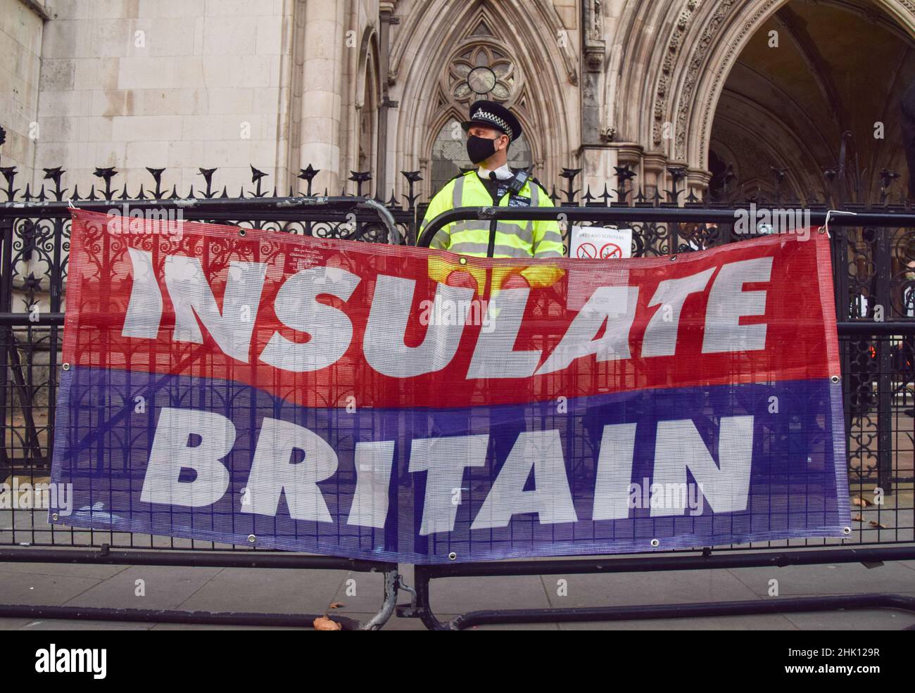 Londra, Regno Unito 1st febbraio 2022. Quattro attivisti britannici isolati hanno saltato la loro audizione e si sono incollati ai gradini all'ingresso delle corti reali di giustizia. 19 attivisti britannici insulati sono in processo per aver infrantato l'ingiunzione del M25. Credit: Vuk Valcic / Alamy Live News Foto Stock