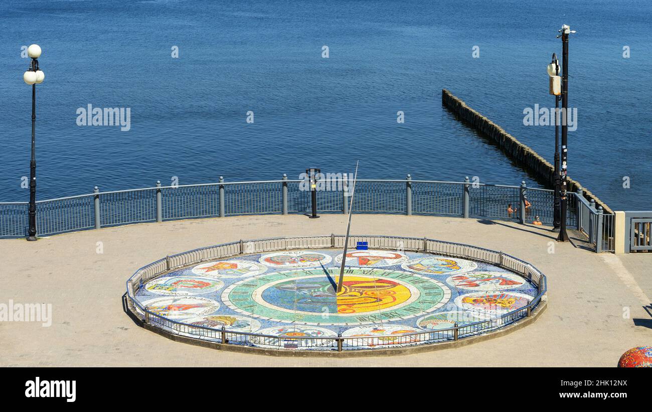 Meridiana sul lungomare del Mar Baltico nella città di Svetlogorsk, regione di Kaliningrad, Russia. Meridiana con segni zodiacali sulla spiaggia della città. Foto Stock