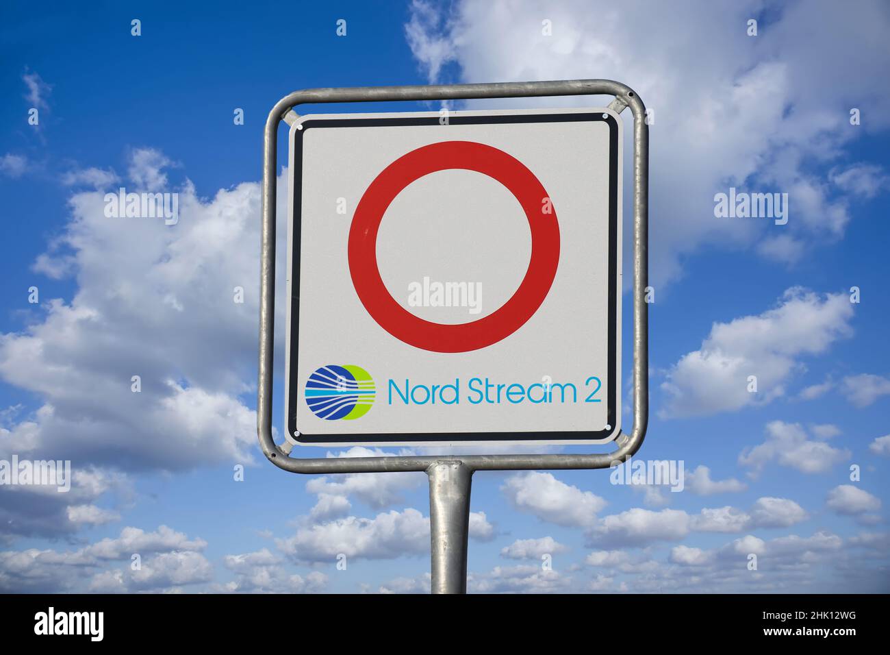 Immagine simbolo Nord Stream 2: Cartello stradale con logo di fronte al cielo blu (composizione) Foto Stock