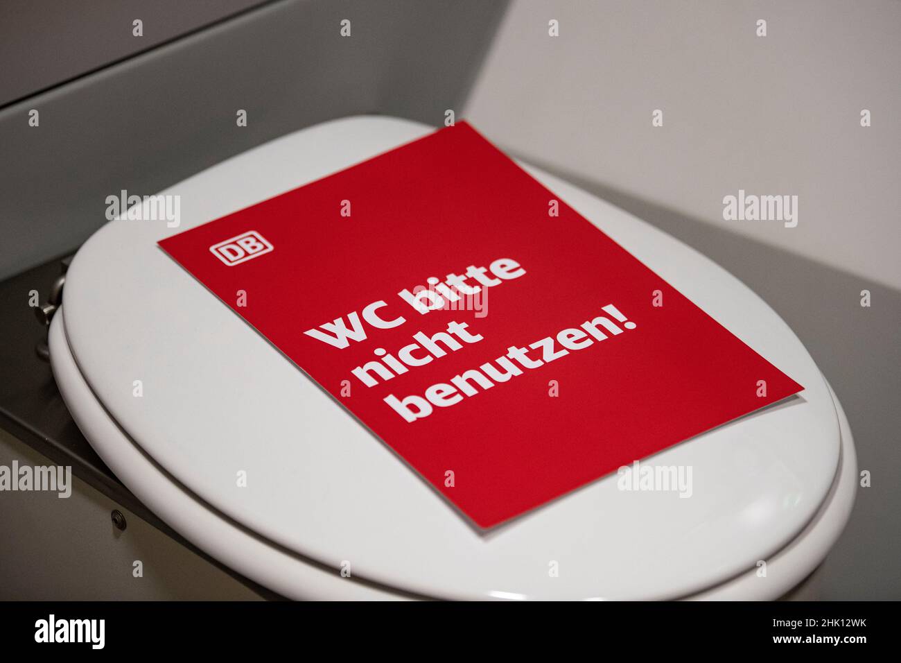 Berlino, Germania. 01st Feb 2022. Un cartello con la scritta 'WC Bitte nicht benutzen' si trova sul gabinetto in UN GHIACCIO 3neo. Credit: Fabian Sommer/dpa/Alamy Live News Foto Stock