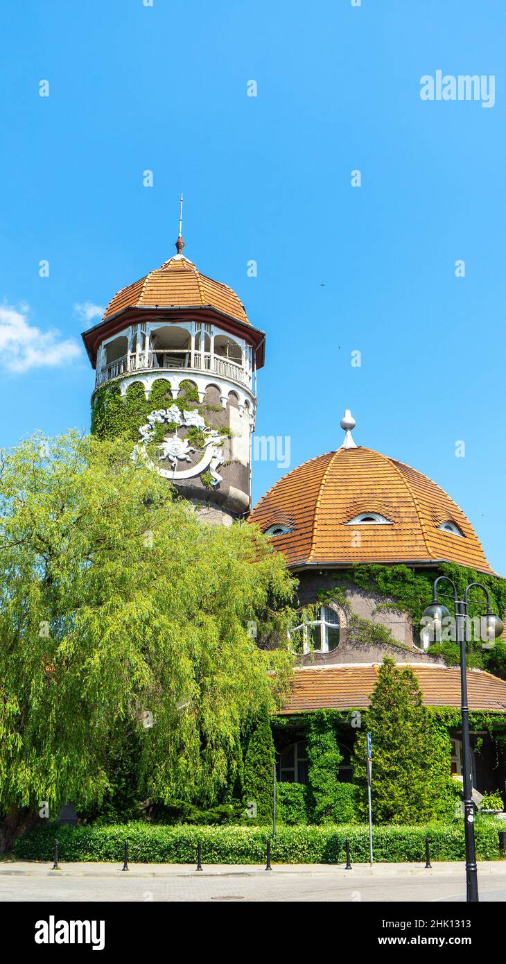 La torre dell'acqua è il punto focale di Svetlogorsk, Kaliningrad Oblast, Russia. La torre dell'acqua e l'adiacente edificio rotundale dell'acqua-e-mu Foto Stock