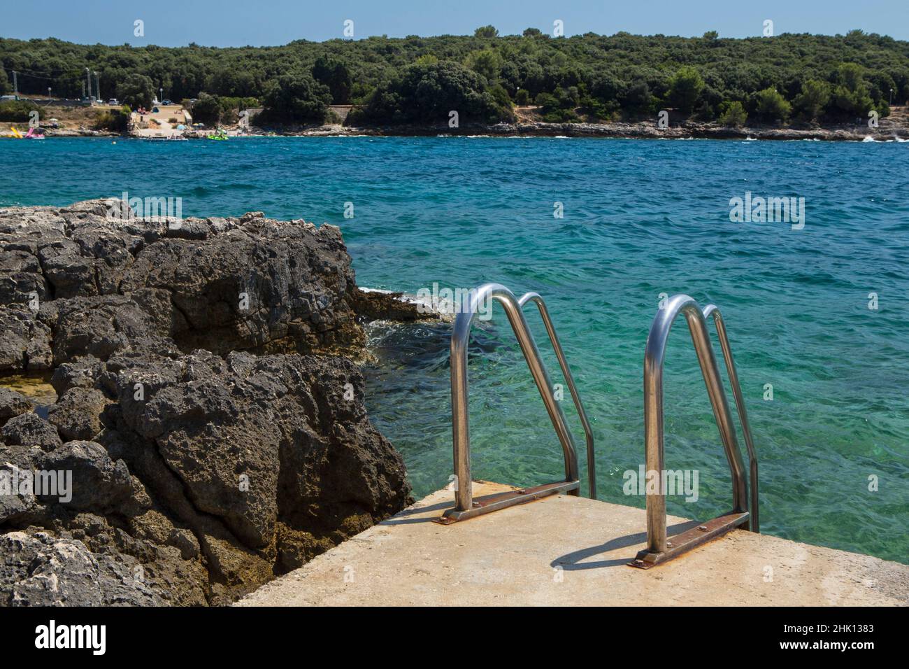 Costa rocciosa adriatica della penisola di Punta Verudela vicino a Pola in  Croazia Foto stock - Alamy