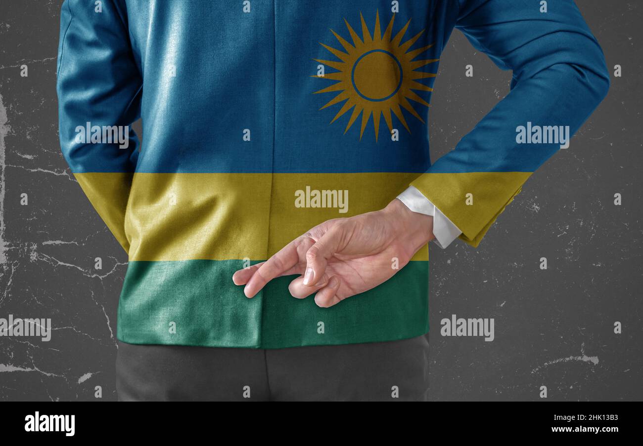 Giacca uomo d'affari con bandiera del Ruanda con le dita incrociate dietro la schiena Foto Stock