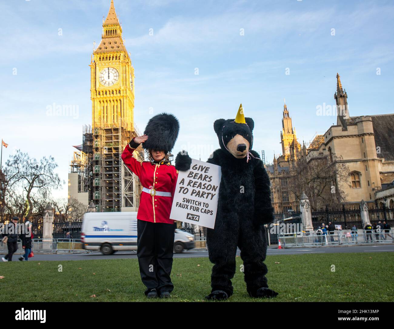 LONDRA, GENNAIO 31 2022, l'orso del PETA fuori delle case del parlamento come una di una campagna intesa per sollecitare il Ministero della Difesa a far cadere la guardia della regina l'uso di veri berretti di bearskin Foto Stock