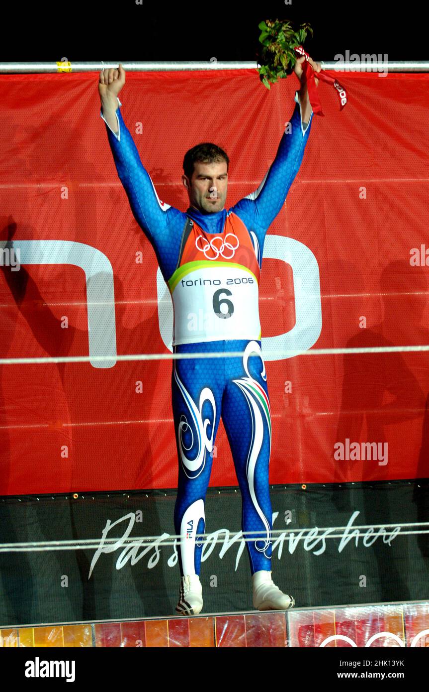 Cesana San Sicario, Torino 2006-02-12: Torino 2006 Giochi Olimpici invernali, cerimonia di premiazione del concorso di Luge, Armin Zöggeler , Italia, medaglia d'oro Foto Stock