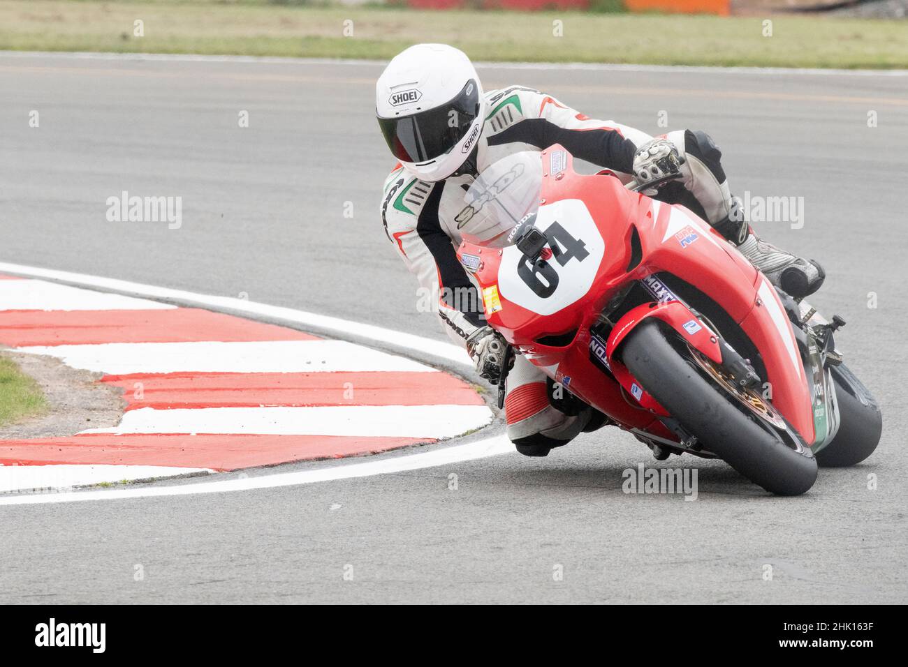 Pista la moto d'angolo del giorno che si inclin nella curva Foto Stock