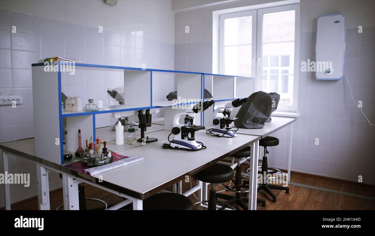 Microscopio su tavolo in laboratorio scientifico vuoto. Laboratorio vuoto con microscopi. Foto Stock