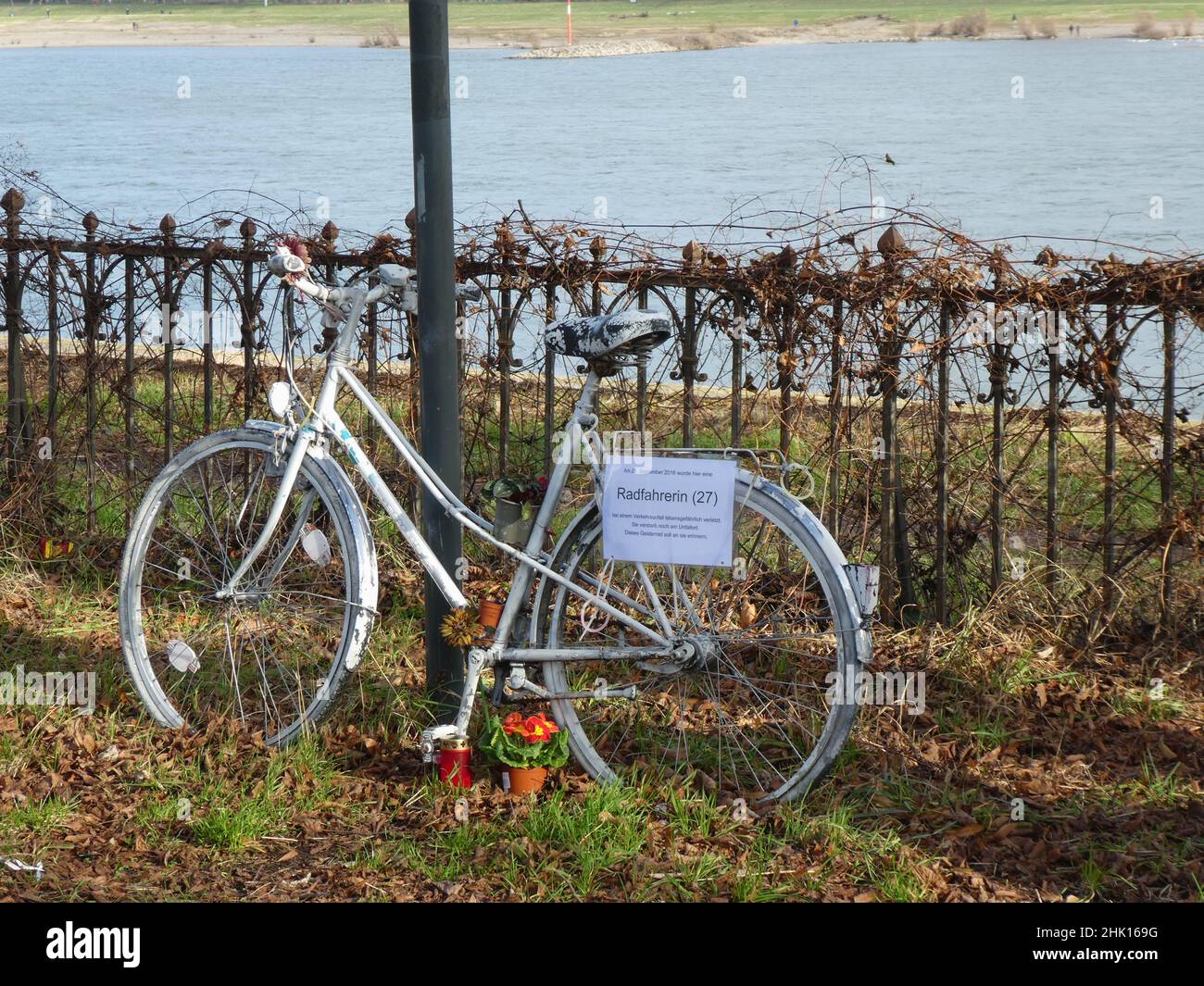 Colonia, Germania. 23rd Jan 2022. Una bici bianca fantasma - bici dipinta di bianco che non ride - ma ricordati. Con le cosiddette biciclette fantasma, il Club tedesco della bicicletta ha creato un luogo di ricordo per i ciclisti morti in incidenti. Credit: Horst Galuschka/dpa/Alamy Live News Foto Stock