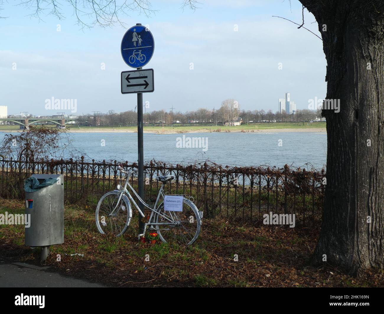 Colonia, Germania. 23rd Jan 2022. Una bici bianca fantasma - bici dipinta di bianco che non ride - ma ricordati. Con le cosiddette biciclette fantasma, il Club tedesco della bicicletta ha creato un luogo di ricordo per i ciclisti morti in incidenti. Credit: Horst Galuschka/dpa/Alamy Live News Foto Stock