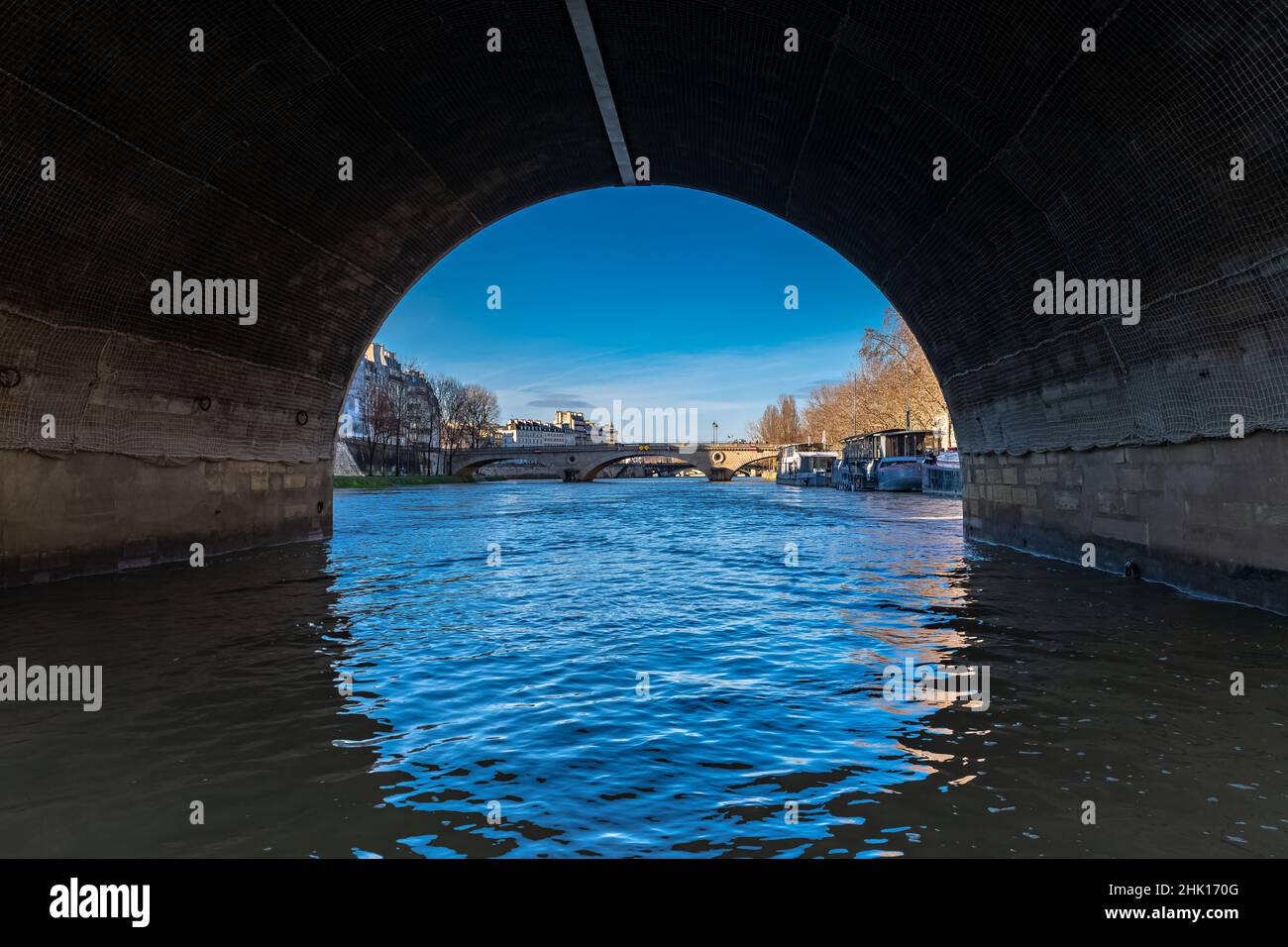 Parigi, ile Saint-Louis, vista sotto il pont Marie, con il ponte Louis-Philippe sullo sfondo Foto Stock