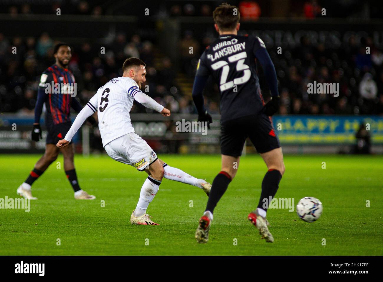 Swansea, Regno Unito. 01st Feb 2022. Matt Grimes di Swansea City (8) ha un colpo al traguardo. EFL Skybet Championship Match, Swansea City / Luton Town allo Stadio Swansea.com di Swansea martedì 1st febbraio 2022. Questa immagine può essere utilizzata solo a scopo editoriale. Solo per uso editoriale, licenza richiesta per uso commerciale. Nessun uso in scommesse, giochi o un singolo club/campionato/player pubblicazioni. pic di Lewis Mitchell/Andrew Orchard sport fotografia/Alamy Live news credito: Andrew Orchard sport fotografia/Alamy Live News Foto Stock