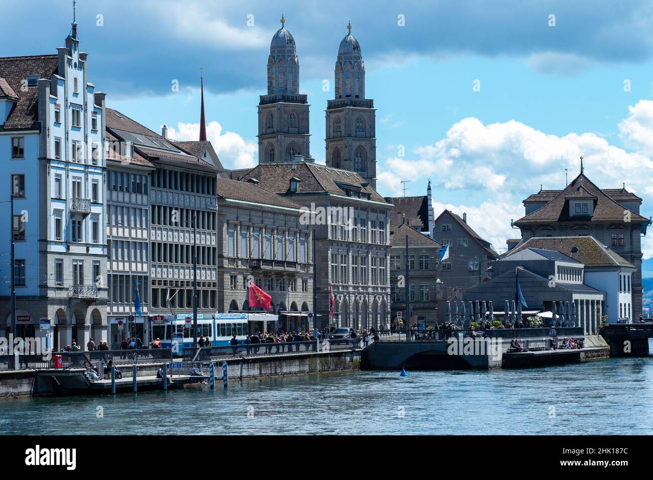 Zurigo, Svizzera - Maggio 23rd 2021: Centro storico sulla riva del fiume Limmat. Foto Stock