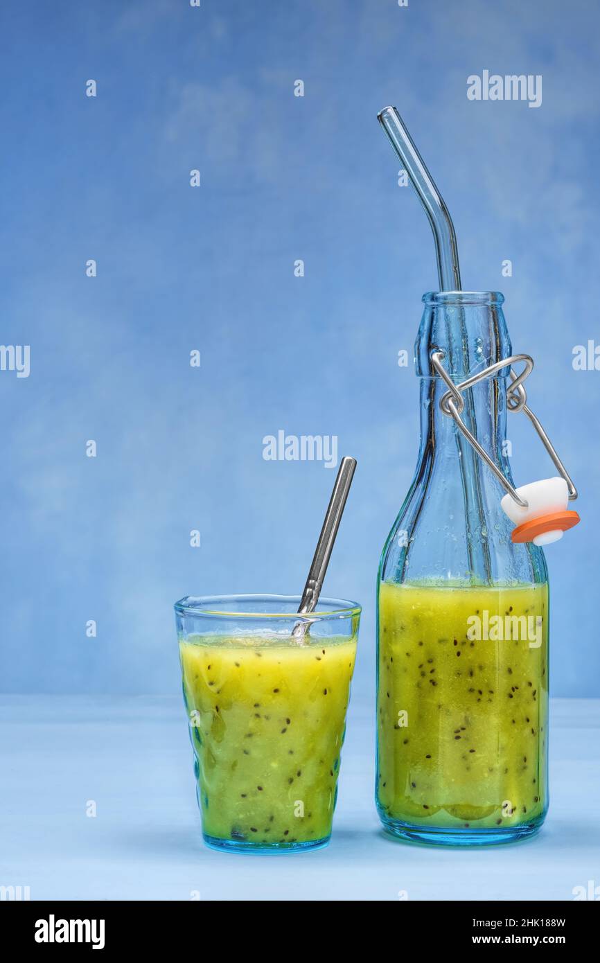 Bicchiere di spinaci verdi, arancia, zenzero e kiwi sani frullati Foto Stock