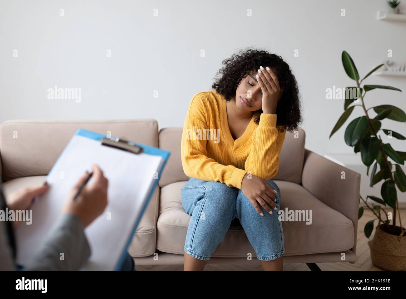 Donna nera depressa che ha consultato lo psicologo, che soffre di PTSD alla clinica mentale Foto Stock