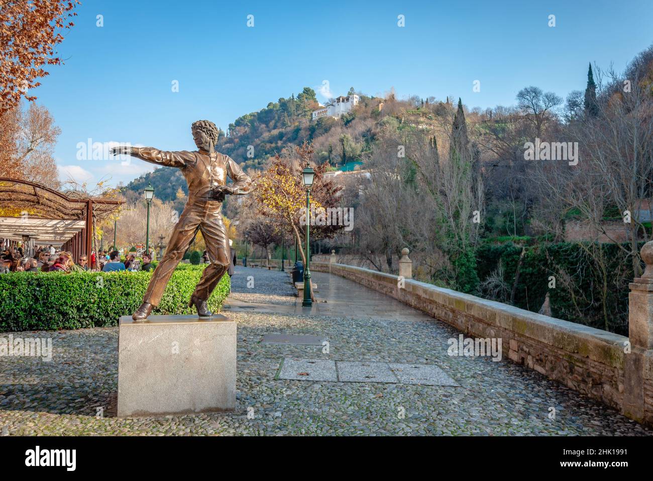 La statua di Mario Maya ad Albaycin, con l'Alhambra sullo sfondo. Maya (1937-2008) è stato uno dei ballerini di flamenco più innovativi della Spagna. Foto Stock