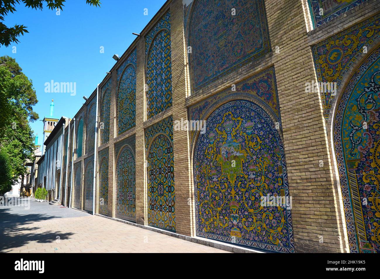 Muro di Shams-ol-Emareh con archi nel complesso Golestan di Teheran, Iran, muro coperto di mosaico colorato piastrellato Foto Stock