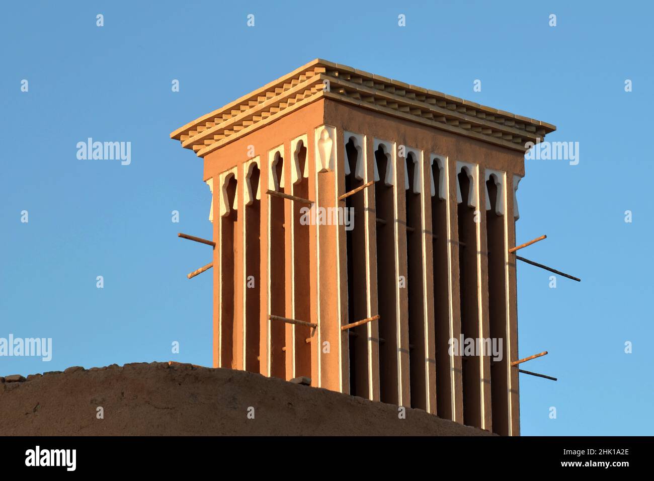 Badgir, una torre del vento sul tetto nell'antica città di Yazd in Iran, badgir è una caratteristica architettonica tradizionale persiana che crea venti naturali Foto Stock