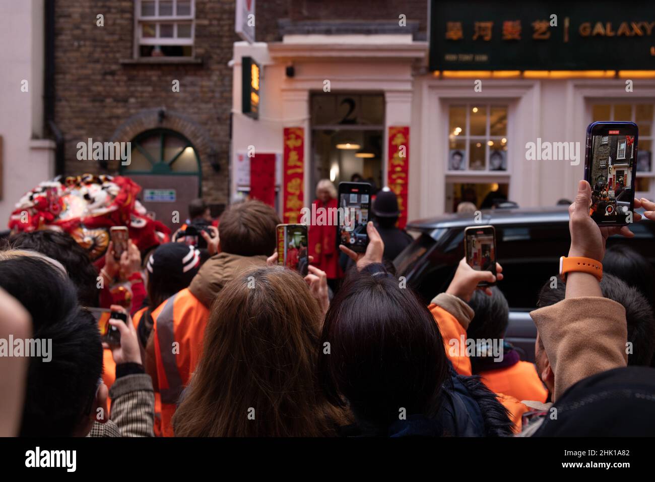 Londra, Inghilterra, Regno Unito 1 Febbraio 2022 folle si riuniscono a China Town per celebrare il Capodanno cinese, quest'anno visitato da Camilla, Duchessa di Cornovaglia e Principe Carlo. Draghi e batteristi cinesi intrattengono la folla Foto Stock