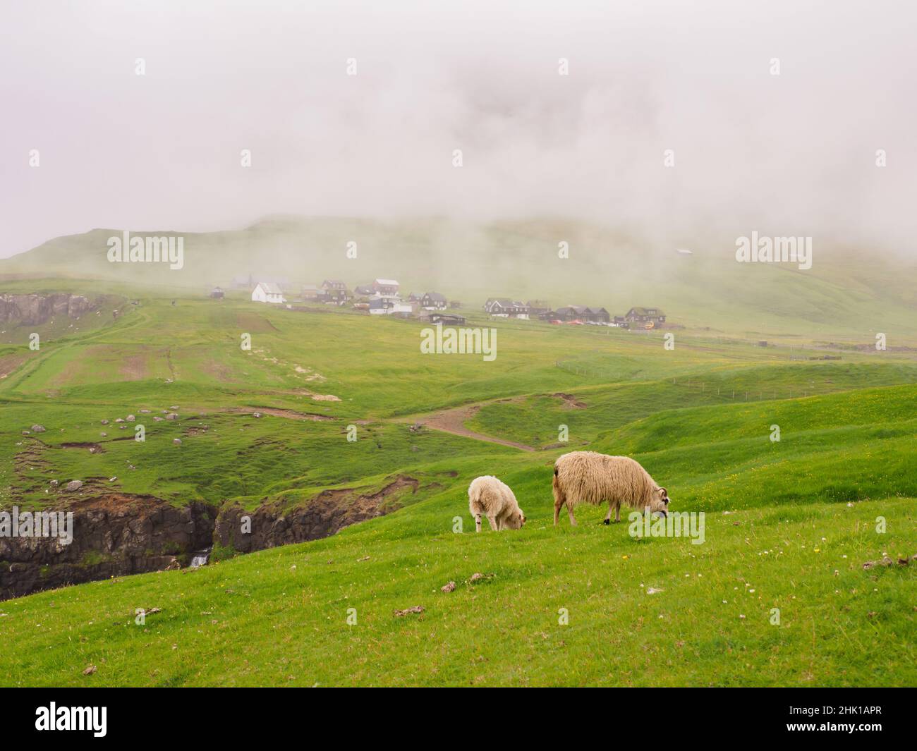 Gásadalur, Isole Faroe - Luglio, 2021: Un villaggio sull'isola di Vágar, attualmente ha solo 17 residenti permanenti. Regno di Danimarca, Europa del Nord Foto Stock