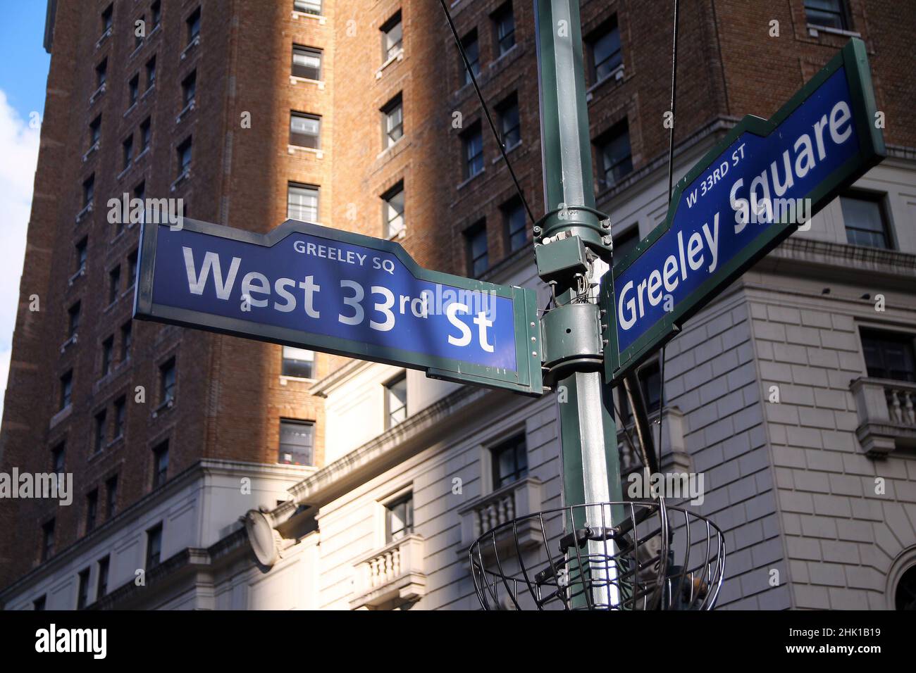 Blue West 33rd Street e Greeley Square sul segno storico di Broadway in Midtown Manhattan a New York City Foto Stock
