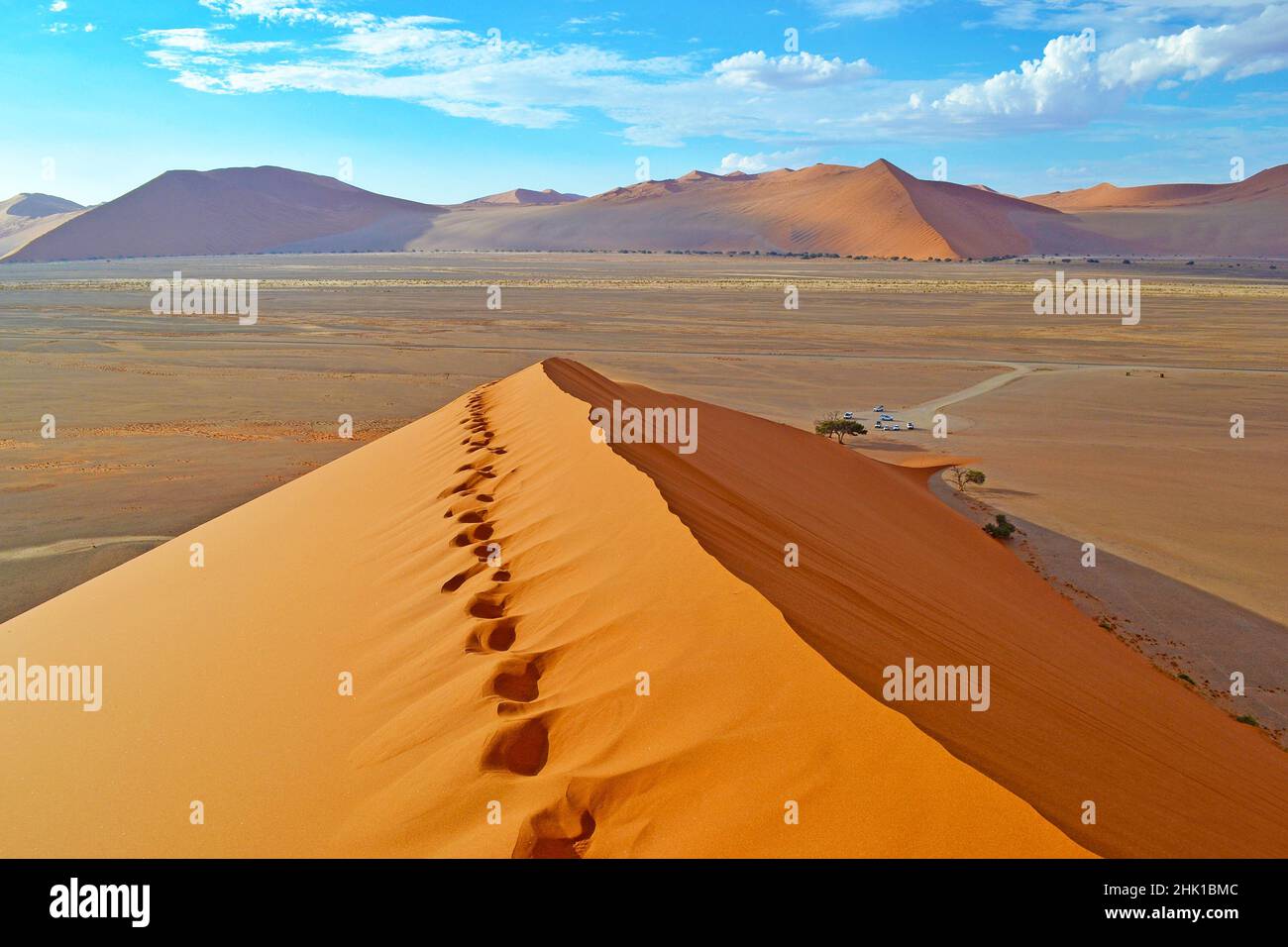 Vista panoramica dalla cima della Dune 45 a Sossusvlei, Namibia, Africa. Foto Stock