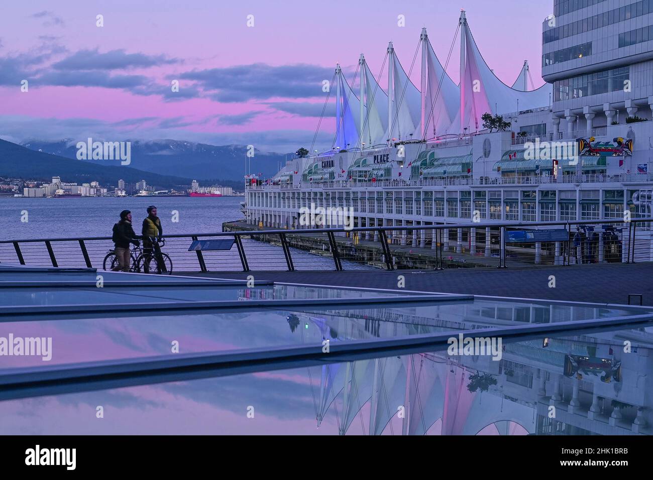 Illuminazione notturna, Canada Place, Vancouver, British Columbia, Canada Foto Stock
