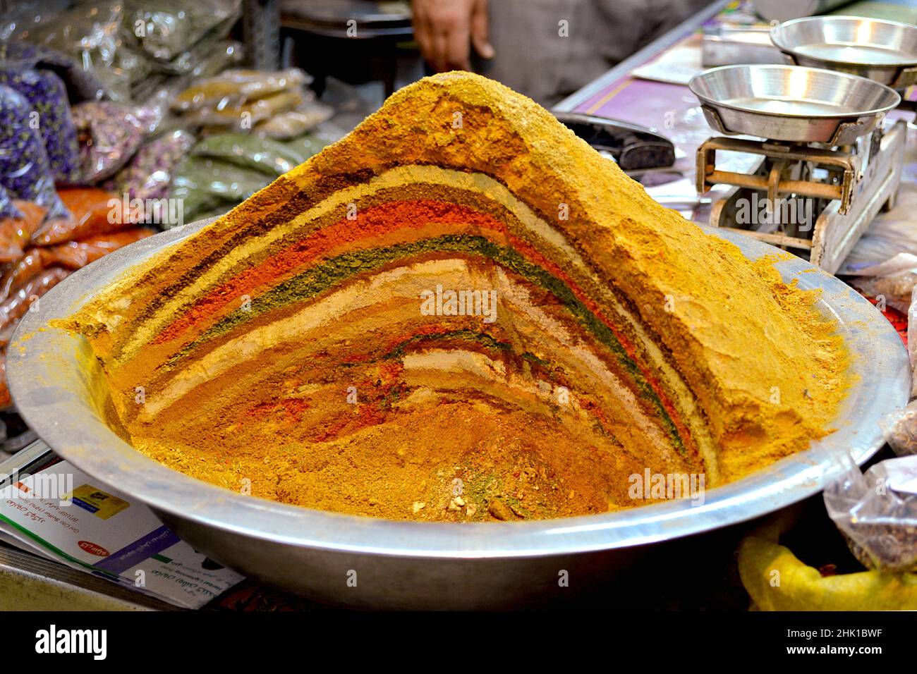 Spezie e erbe secche nel bazar. Negozio di spezie a Yazd, Iran. Foto Stock
