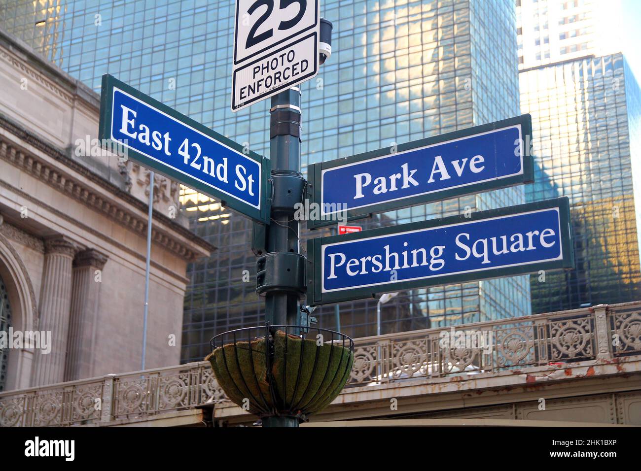Blue East 42nd Street e Park Ave segno storico ( Pershing Square ) nel centro di Manhattan a New York Foto Stock
