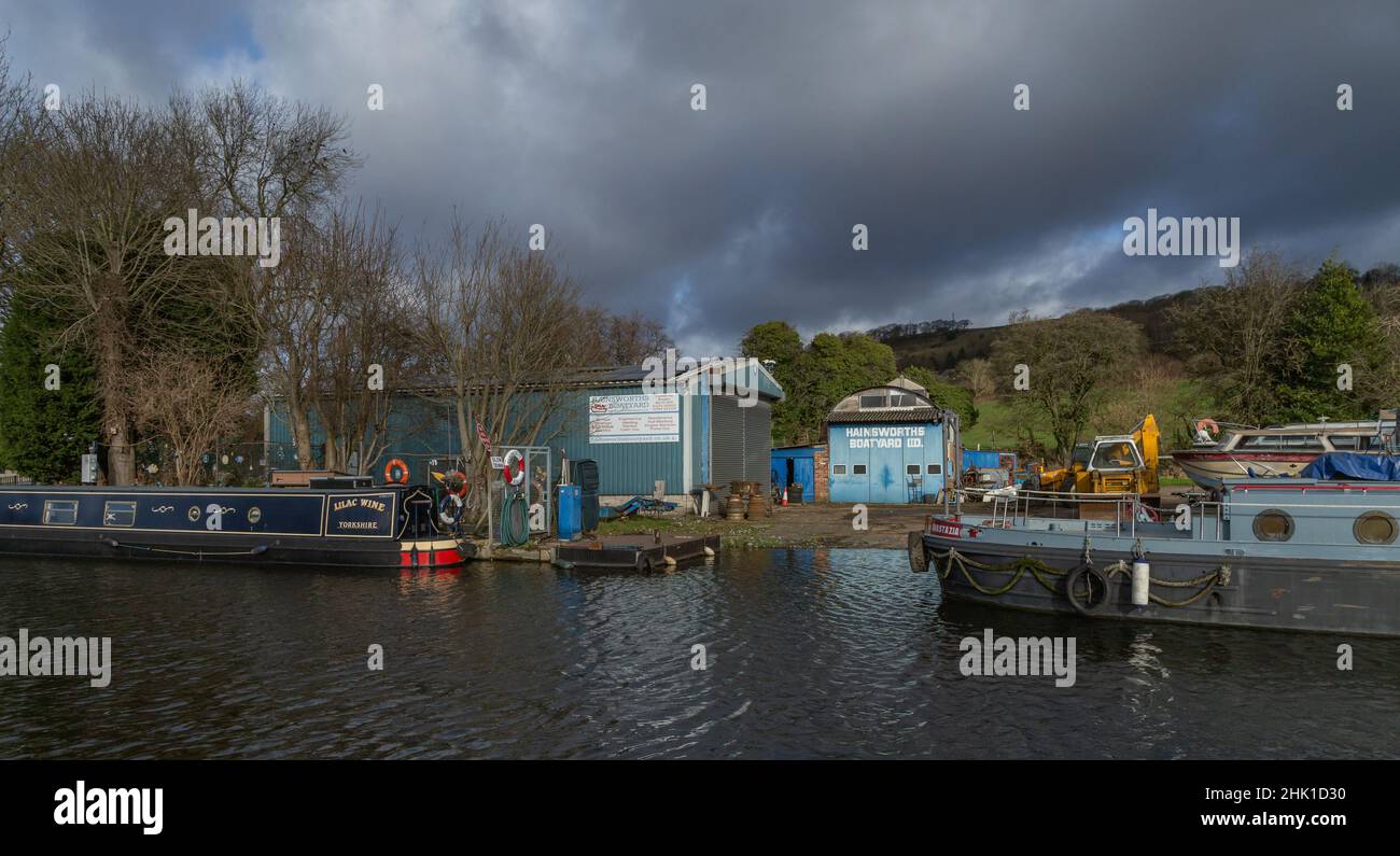 Un cantiere vicino al Leeds Liverpool Canal a Bingley nel West Yorkshire. Le barche che viaggiano sul canale possono chiamare in lei per riparazioni e manutenzione. Foto Stock